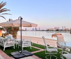 Luxury palm Jumeirah villa with towerscapes view