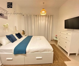 Mira Holiday Homes - New studio in Town Square - Gym & Pool