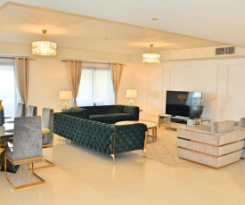 Spacious 4 bd apartment with amazing Sea view