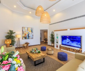 The S Holiday Homes - Stunning 5 Bedrooms Villa at the Palm Jumeirah with Private Beach and Pool